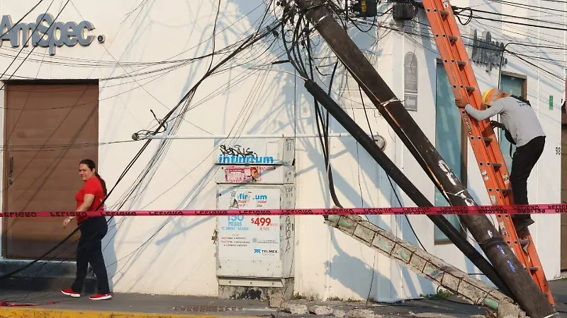 Tráiler derriba postes